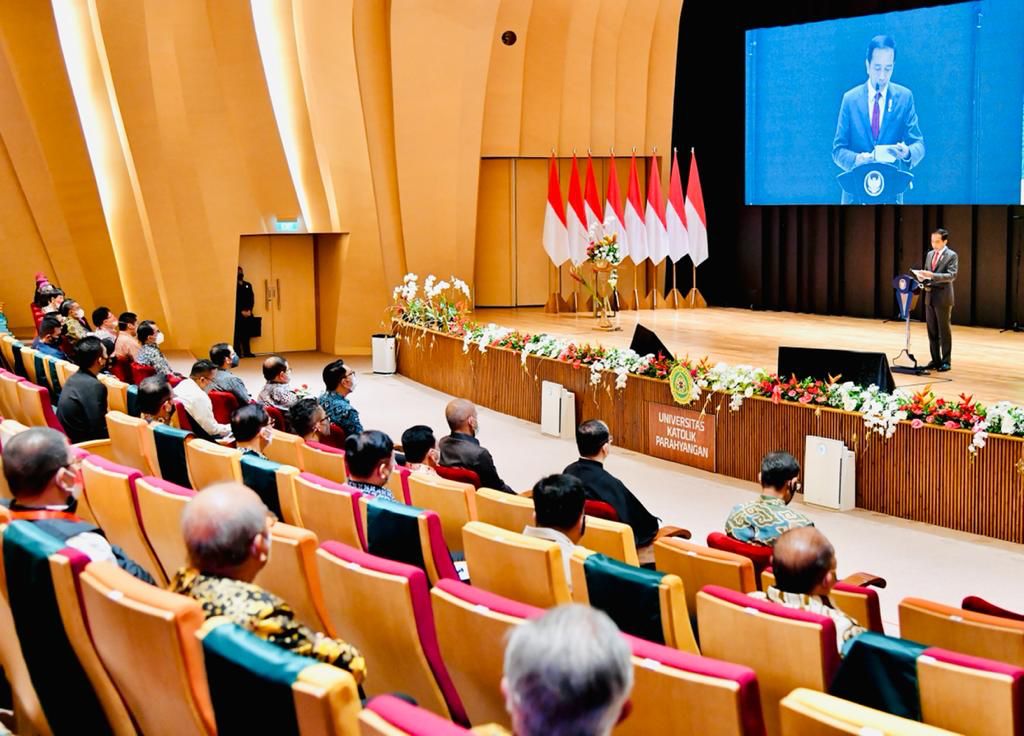 jokowi's tweet photo. Tahun 2025, pasar digital kita diprediksi mencapai USD146 miliar atau Rp2.100 triliun. Untuk itulah, pemerintah terus membangun infrastruktur mendukung transformasi digital di Tanah Air. 

Tahun 2021, pemerintah memulai proses konstruksi satelit multifungsi Satria-I. https://t.co/BjzV4FgtoZ