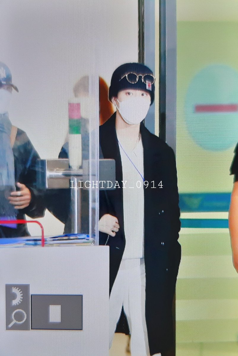 LIGHTDAY_0914's tweet photo. 220117 입국 

#StrayKids #스트레이키즈 #한지성 #HAN https://t.co/TL3ucne2Ea