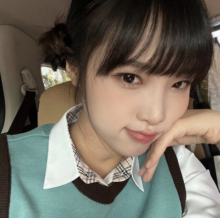 YeN_aa_'s tweet photo. #RT 추첨 한 분께 치킨깊티 보내드려요!!

🎀내꺼야 보다가 스친 
분홍리본 여성에게 끌려 좋아한지 
어언 4년… 그녀가 솔로 데뷔를 합니다🥲

오늘 SMiLEY 로 솔로 데뷔하는 ‘최예나’
응원많이 해주세요!!!!☻︎
(당첨되신 분은 스밍인증받을게요!)
#스마일리_예나_지구접수시작
#OurSmileyHeroYena https://t.co/ZdI9xhHO5Q