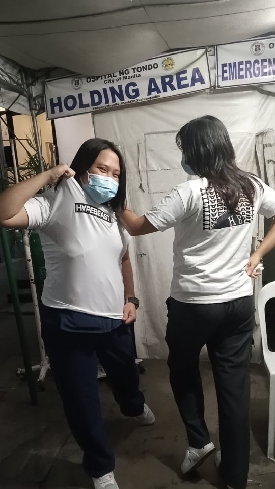 dhyniiiNFT's tweet photo. Nurses are one of the unsung heroes in these times. They ought to sacrifice their own time with family and friends. Putting their health at risk just to help out the ones that are sick. Medical frontliners deserve the @HAPEBEASTGANG love👩‍⚕️👩‍⚕️

#HAPEBEAST 
#HapeLove
#Frontliners https://t.co/lIQaJjHtlb