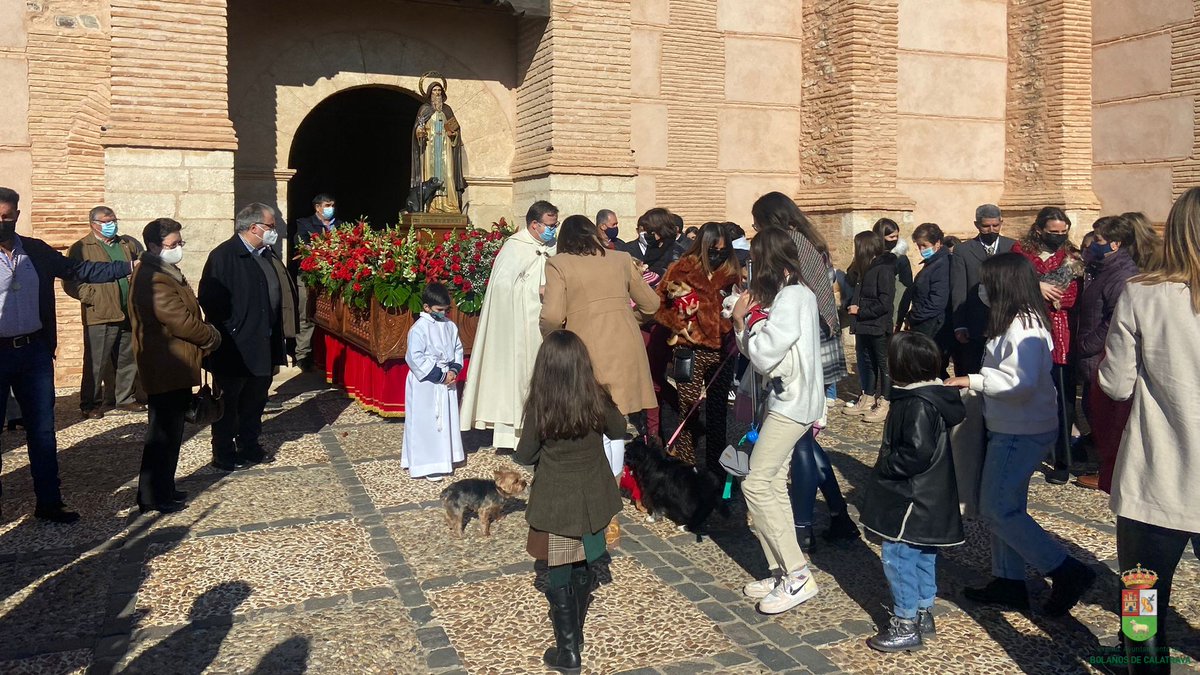 🐶✝️🐱Aunque el día de #SanAntonioAbad es hoy, este fin de semana se llevaron a cabo los actos para homenajear al santo, que concluyeron este domingo 16 de enero con una procesión a la que acudieron el Acalde y la #CorporaciónMunicipal, la Hermandad y los vecinos.