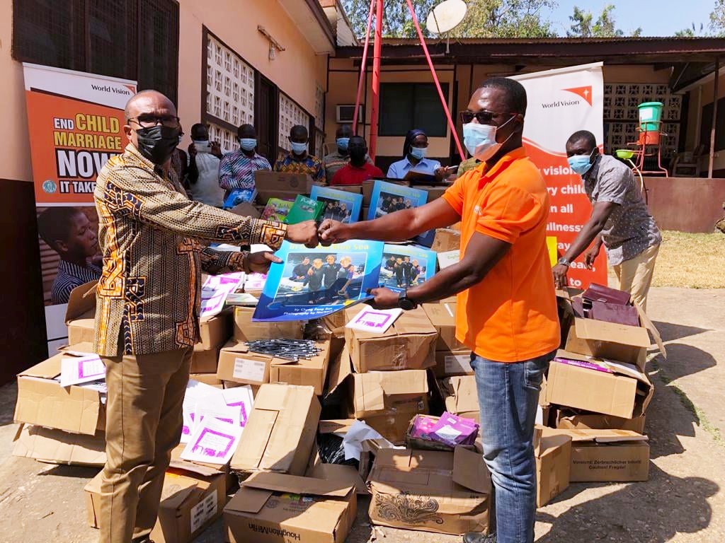 WorldVisionGH's tweet photo. World Vision Ghana has donated over 5,000 supplementary readers and other educational materials to Nkwanta South Education Directorate for distribution to school children.
#SDG4 #MyFirstDayatSchool #WorldVisionGhana https://t.co/pjyakU4ABl