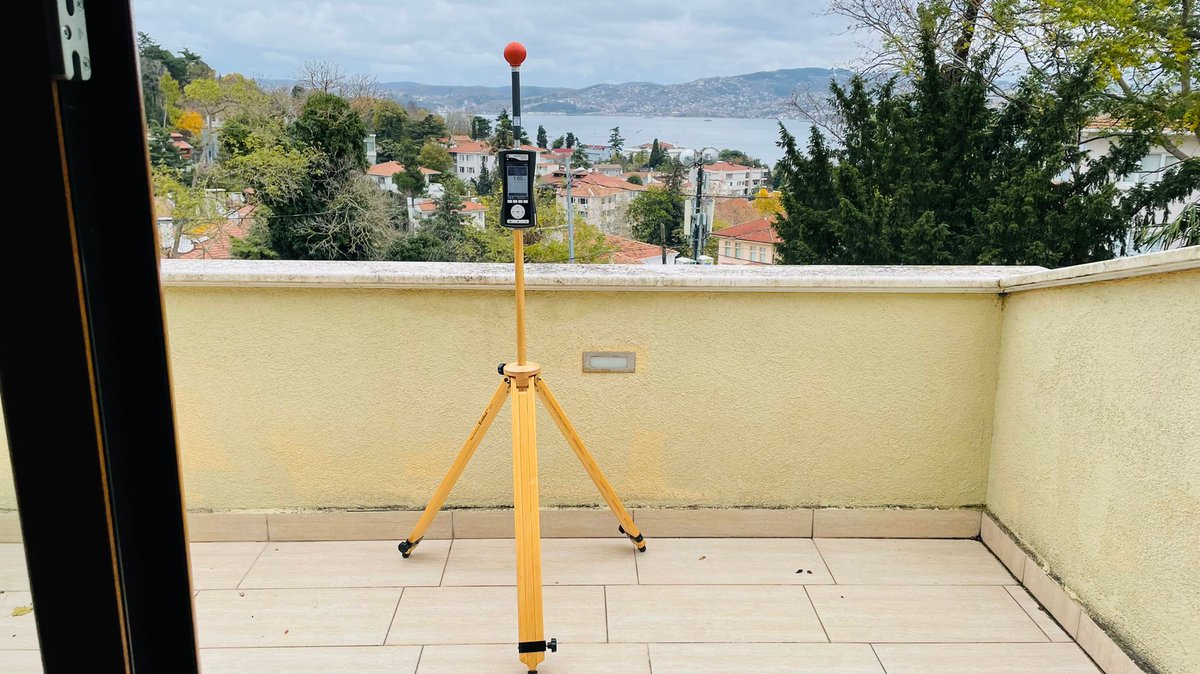 Baz istasyonunun eve olan elektromanyetik radyasyon etkisini, BTK - Bilgi Teknolojileri ve İletişim Kurumu yetki belgemiz ile ölçüyoruz. 

Sınır aşımı söz konusu ise raporluyoruz ve hukuki olarak ilerlenebiliyor. 

electrosense.com.tr