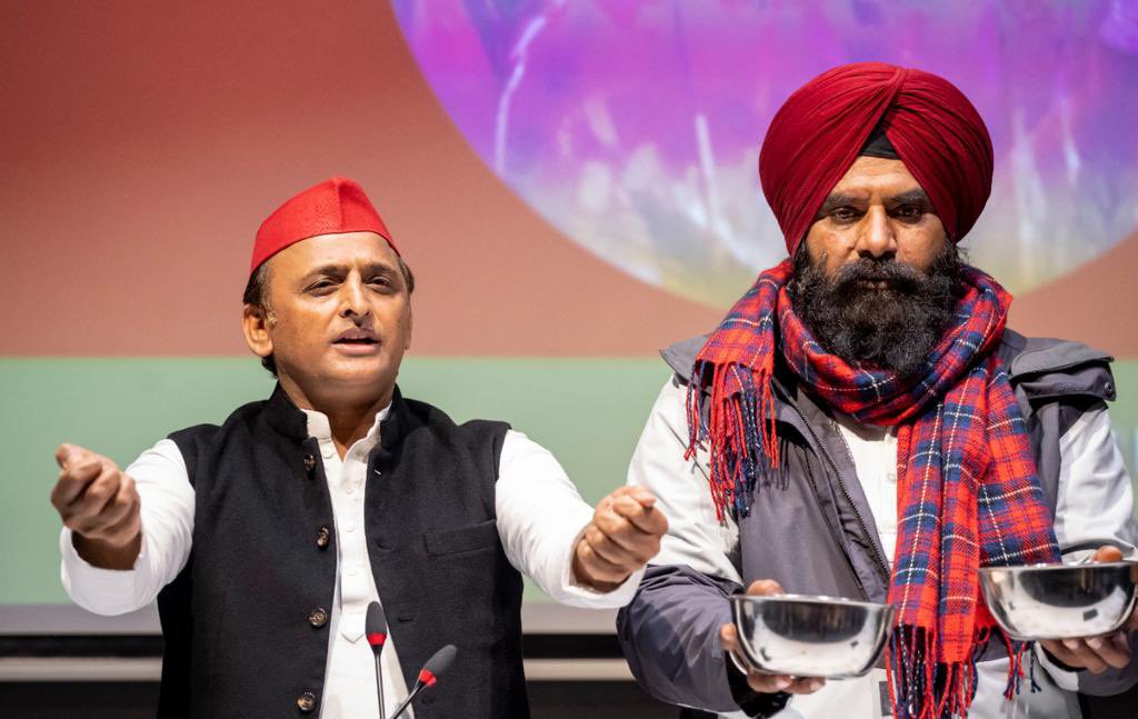 yadavakhilesh's tweet photo. हम ‘अन्न संकल्प’ लेते हैं कि जिन्होंने किसानों पर अत्याचार और अन्याय किया है उस भाजपा को हराएँगे-हटाएँगे

‘लखीमपुर के किसानों की शहादत’ को याद करते हुए हम उप्र के हर किसान और आम मतदाता से अपील करते हैं कि वो भाजपा को हराने के लिए ‘अन्न संकल्प’ लें! 

#बाइस_में_बाइसिकल https://t.co/8JNbSmGB5q