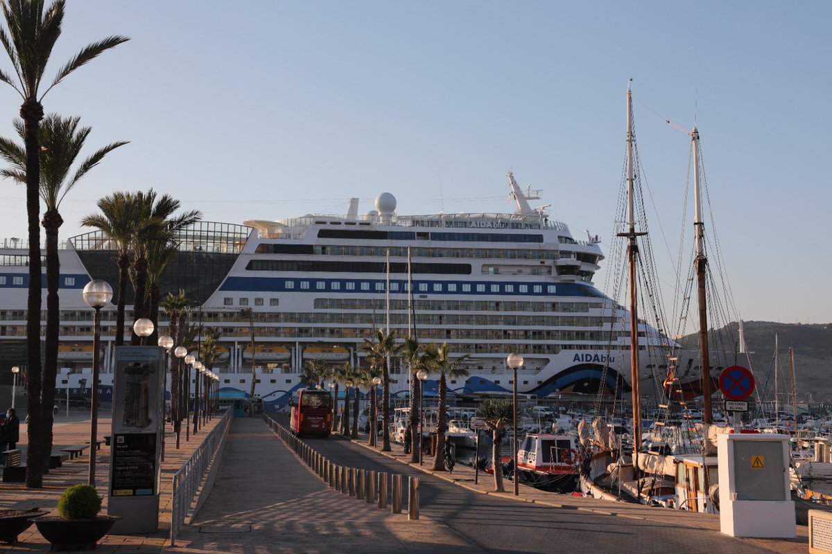 PuertodeCtg's tweet photo. #AidaBlue vuelve q recalar estes mes de #enero en #PuertoDeCartagena con 766 pasajeros y 618 tripulantes.
Rompemos la desestacionalización con cruceros 🚢 los 12 meses del año 🗓
#Cartagena #TurismoSeguro #PortsOfSpain @PuertosEstado https://t.co/hx5iqQ9M9H