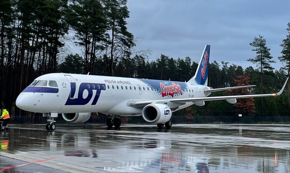 SzczecinAirport's tweet photo. Nowy tydzień rozpoczynamy bardzo wietrznie i deszczowo, a dzięki @LOTPLAirlines również na słodko!☺️
📸Na zdjęciu dzisiejszy Embraer-195 w okazjonalnym "Grześkowym" malowaniu 🍫😋
#LatamzeSzczecina #flySZZ #flyLOT #SZZWAW https://t.co/BlMIyRd73X