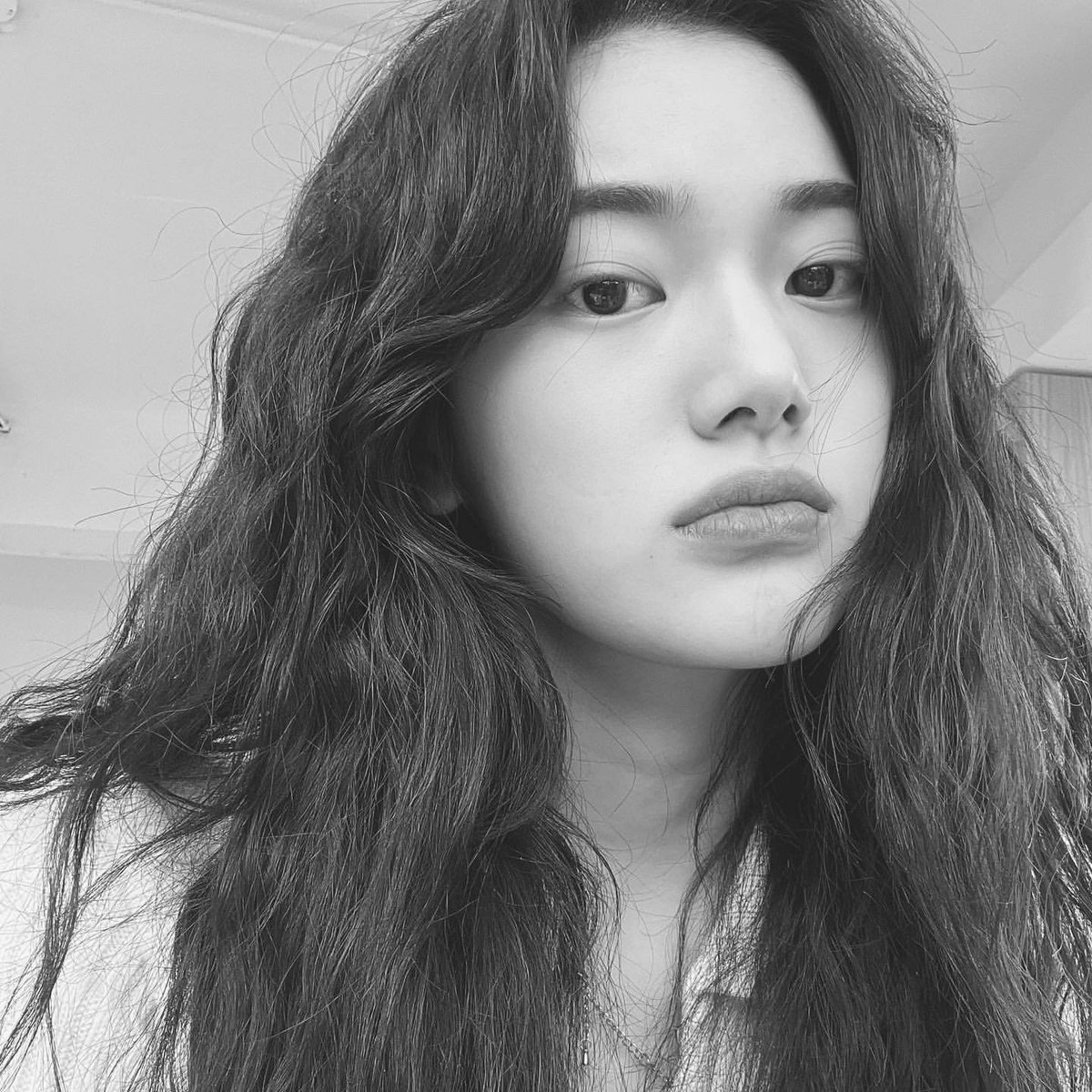 Minseoir's tweet photo. When I said that I would be keeping this hairstyle for a long time, I really meant it. Featuring black and white filter effects, since I've become easily obsessed with black and white lately– I'm here and have granted what you asked for; to keep this hairstyle for a long time. https://t.co/omJFalOxje