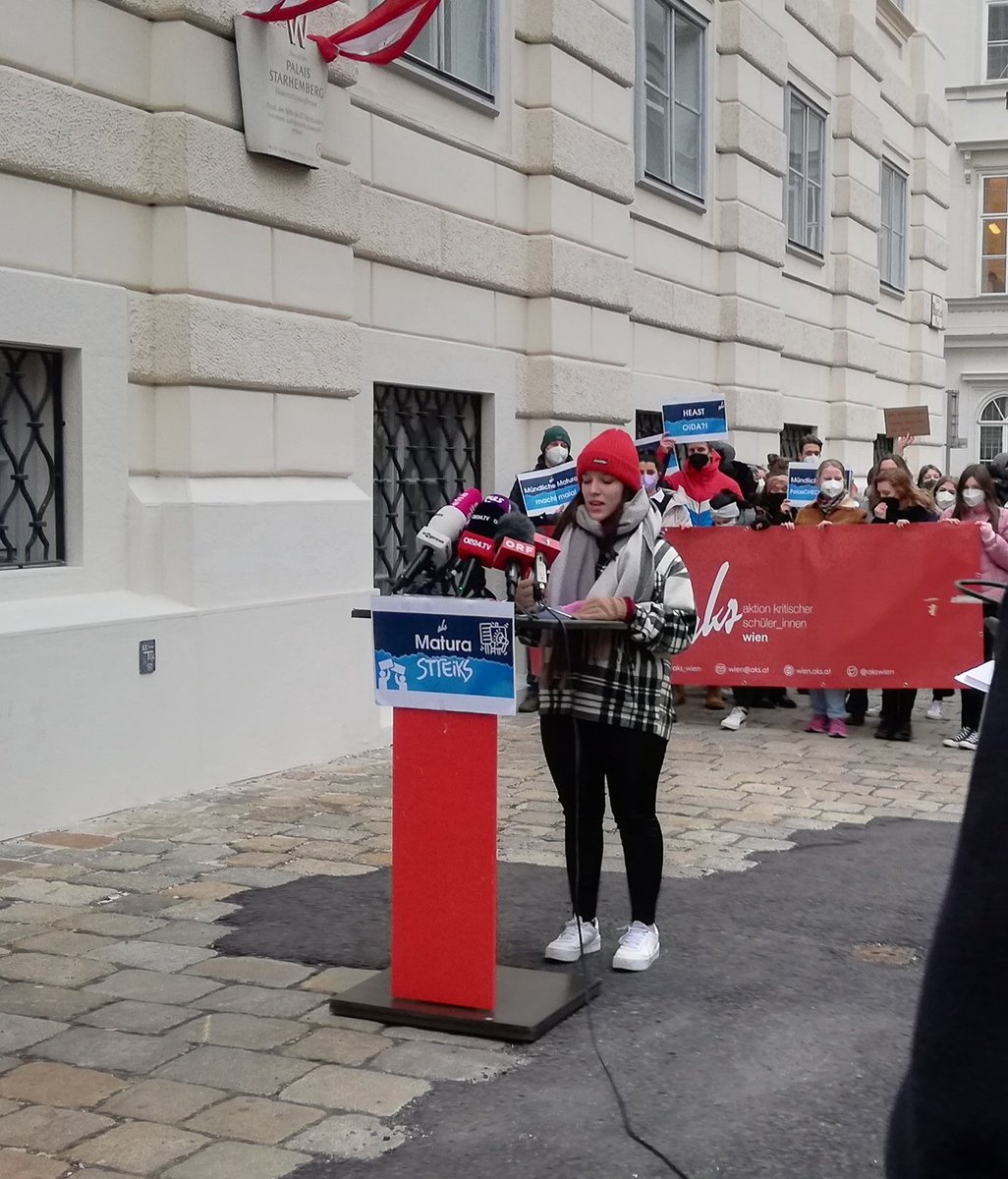 maturastreik's tweet photo. Das Märchen von einer entwerteten Matura wird uns erzählt, um uns abzuschrecken, das einzufordern was wir verdienen, also eine gscheit angepasste Matura. Ist es nicht absurd, dass eine Momentaufnahme meinen Wert und meine Reife als Mensch dermaßen ausmacht? https://t.co/AOA9XI2SjC