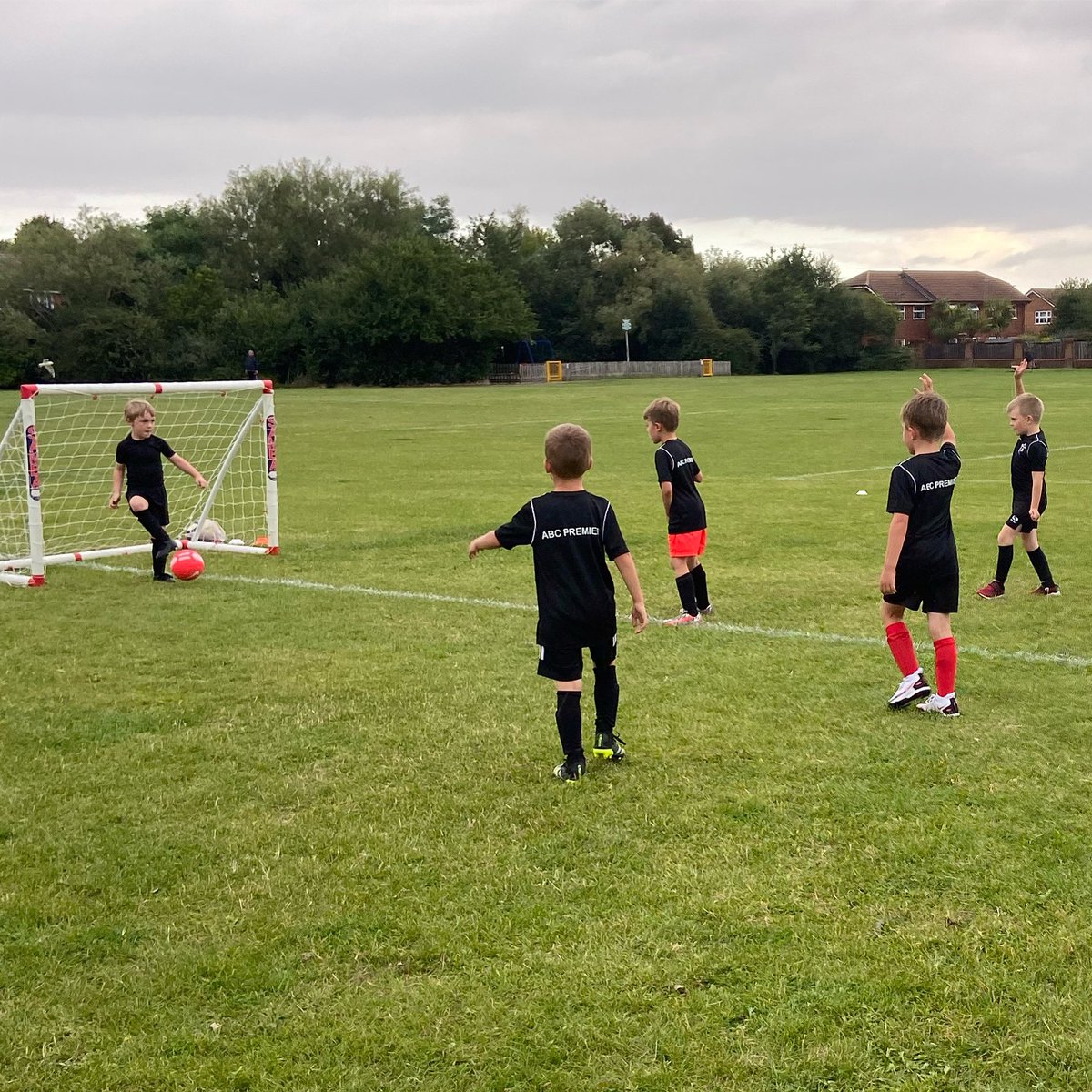 Hands up if you’re excited for a week full of football!🙋‍♀️🙋‍♂️⚽️ #abckick #abcpremier #football4all #footballinberkshire