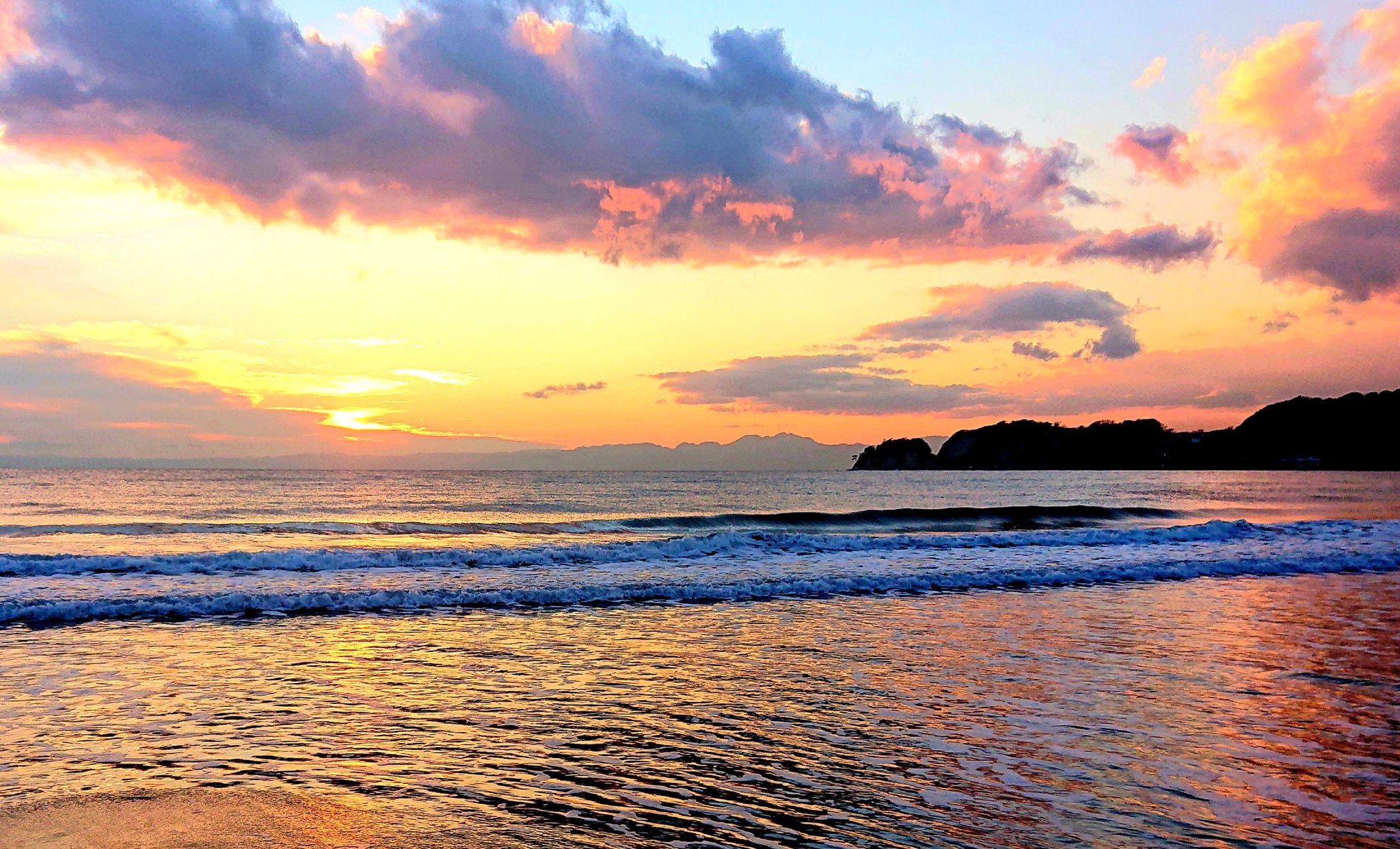 日々 Kamakura 今日は穏やかな１日でした 雲が迫ってきていましたが 綺麗な夕日と夕焼けでした オレンジピンクの海 夕日 夕焼け 鎌倉の海 鎌倉の生活 材木座海岸 オレンジピンク 穏やかな海 T Co K0hvhlytxy Twitter