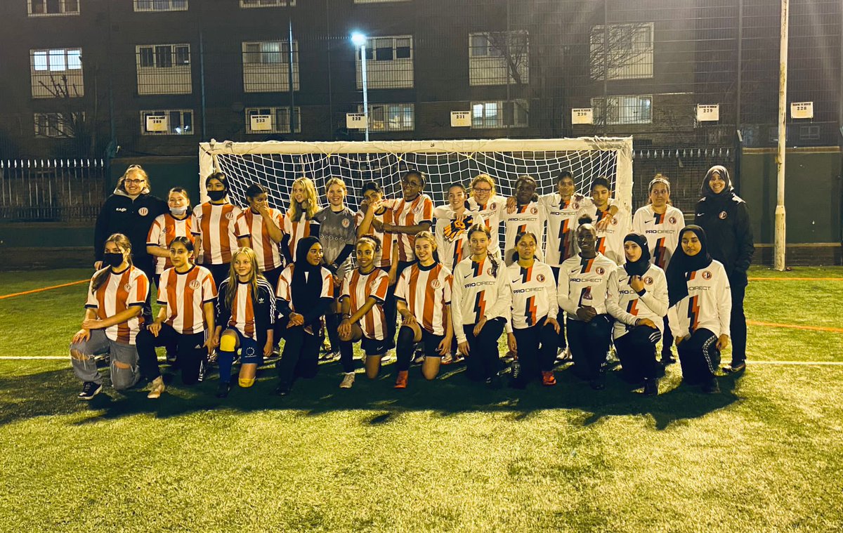 Ground breaking day for our girls with our first U16s match v @ClaptonCFC. They were so happy to be playing and looked the part with the lovely football shirts on. 👏 @MuslimahAsso @Frenfordfc @NealAkhtar @Yasmin_H_83 @Frenford_Clubs
