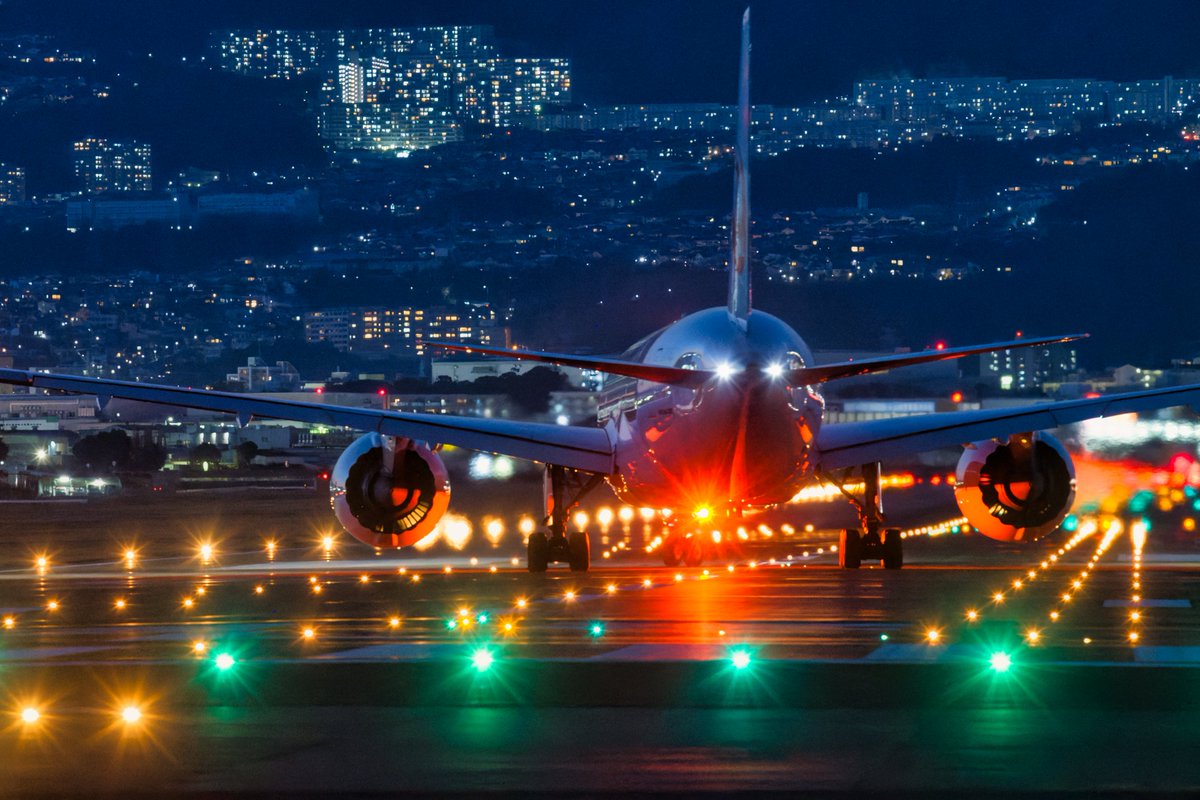 nii360's tweet photo. JALのB787ドリームライナー
32Lへラインナップ、B8のストロボとアンコリは
滑走路灯や街灯りに負けない美しさだよね(∩´∀｀)∩
#JAL　#B787　#じゃるはち君　#32L　#伊丹空港　#千里川土手　#ジャルが好き　#アンコリ　#アンチコリジョンライト　#衝突防止灯　#ドリームライナー https://t.co/DBLSFHbzrq