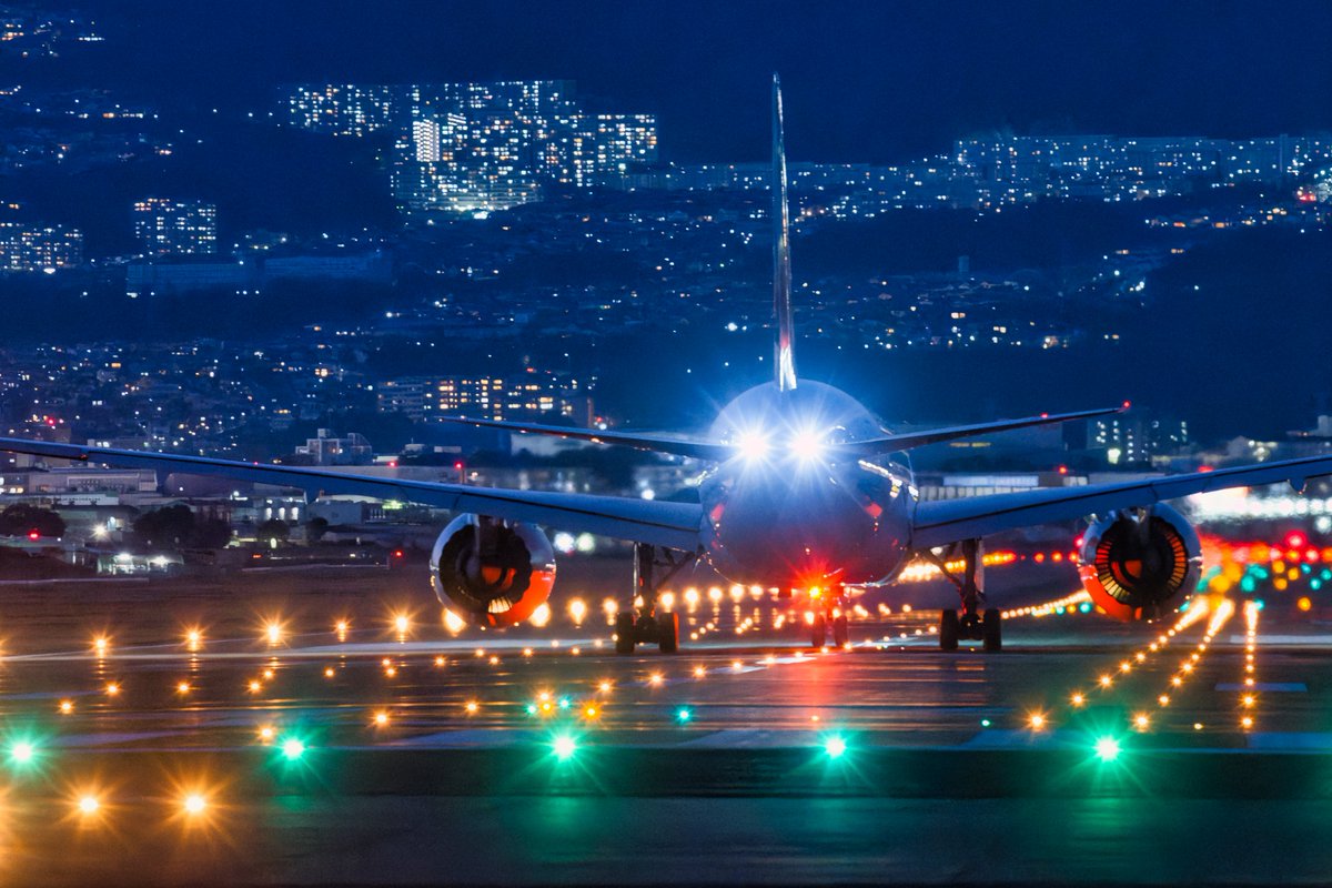 nii360's tweet photo. JALのB787ドリームライナー
32Lへラインナップ、B8のストロボとアンコリは
滑走路灯や街灯りに負けない美しさだよね(∩´∀｀)∩
#JAL　#B787　#じゃるはち君　#32L　#伊丹空港　#千里川土手　#ジャルが好き　#アンコリ　#アンチコリジョンライト　#衝突防止灯　#ドリームライナー https://t.co/DBLSFHbzrq