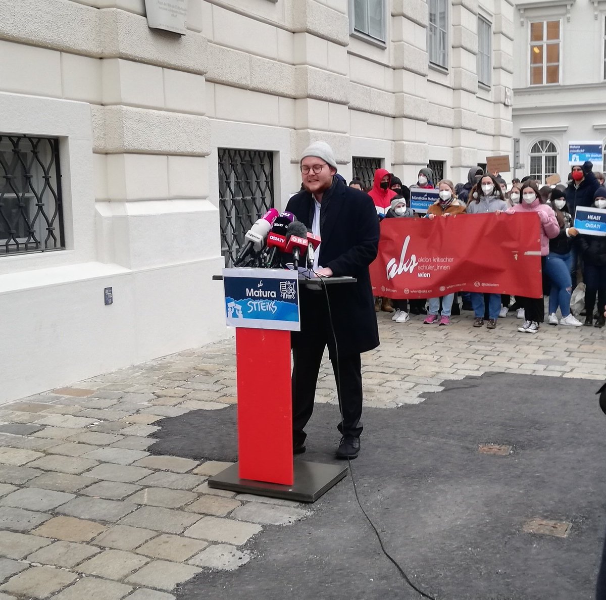 maturastreik's tweet photo. Die Maturapläne für dieses Schuljahr erst Anfang 2022 bekannt zu geben, ist schlichtweg eine Frechheit, denn es müsste nicht sein, dass Maturant_innen zappeln gelassen werden. 
Elias Fuhrer, TGLA Sprecherer https://t.co/yusNfppKOK