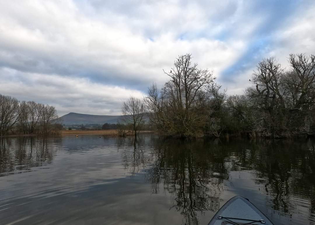 Some moody shots from Llangorse lake. A wonderful calm & relaxing paddle in an incredible location 💙 #paddle #standuppaddleboarding #SUP #blackfinsup #mindfulness #mentalhealth #shepaddles #shepaddlessaturday #llangorselake #breconbeacons