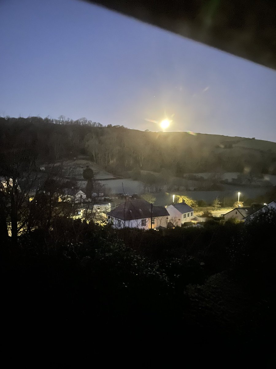 garden2_plate's tweet photo. The full moon at 7am this morning lighting up a frosty village #lovewhereyoudwell #fullmoon #lunarliving #wales #cymru #cariad #llandre #bendigedig #upahillinwales https://t.co/eizweIl0Ni