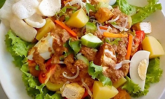 BlibliCare's tweet photo. Gado-Gado Rp 12.000 & Javanese Salad with Peanut Sauce Rp 45.000 #SamaTapiBeda https://t.co/DQBPkswwIw