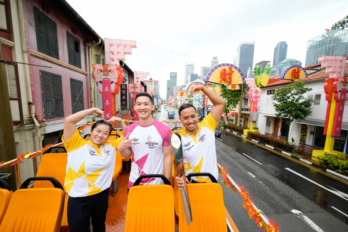 #TeamSG 🇸🇬 chef de mission for #Birmingham 🇬🇧#CommonwealthGames welcomed the 👑 Queen's Baton Relay to Singapore today. It will go on a three-day tour around Singapore before departing for 🇲🇾#Malaysia. Find out more here: bit.ly/3FyOjbl