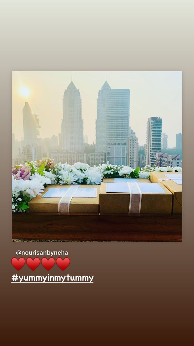 #QueenD 👑 <a href="/drashti10/">Drashti Dhami</a> 🥰

{ 17-1-2022 } 

New IG Story | Birthday gifts from #DDians 😍😍🎁 

#DrashtiDhami