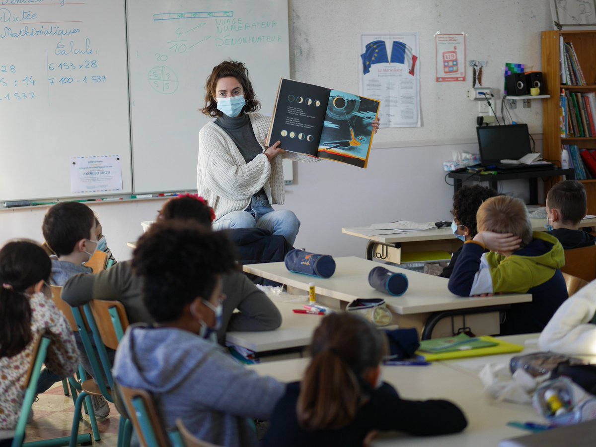 Chassé-croisé entre arts, sciences et société ✨ L'expérimentation du parcours #InitiumMarisCivis continue dans 2 classes en Ille-et-Vilaine, avec pour les élèves, l'exploration de paysages sous-marins à travers une démarche artistique et une investigation scientifique ! #FEDER