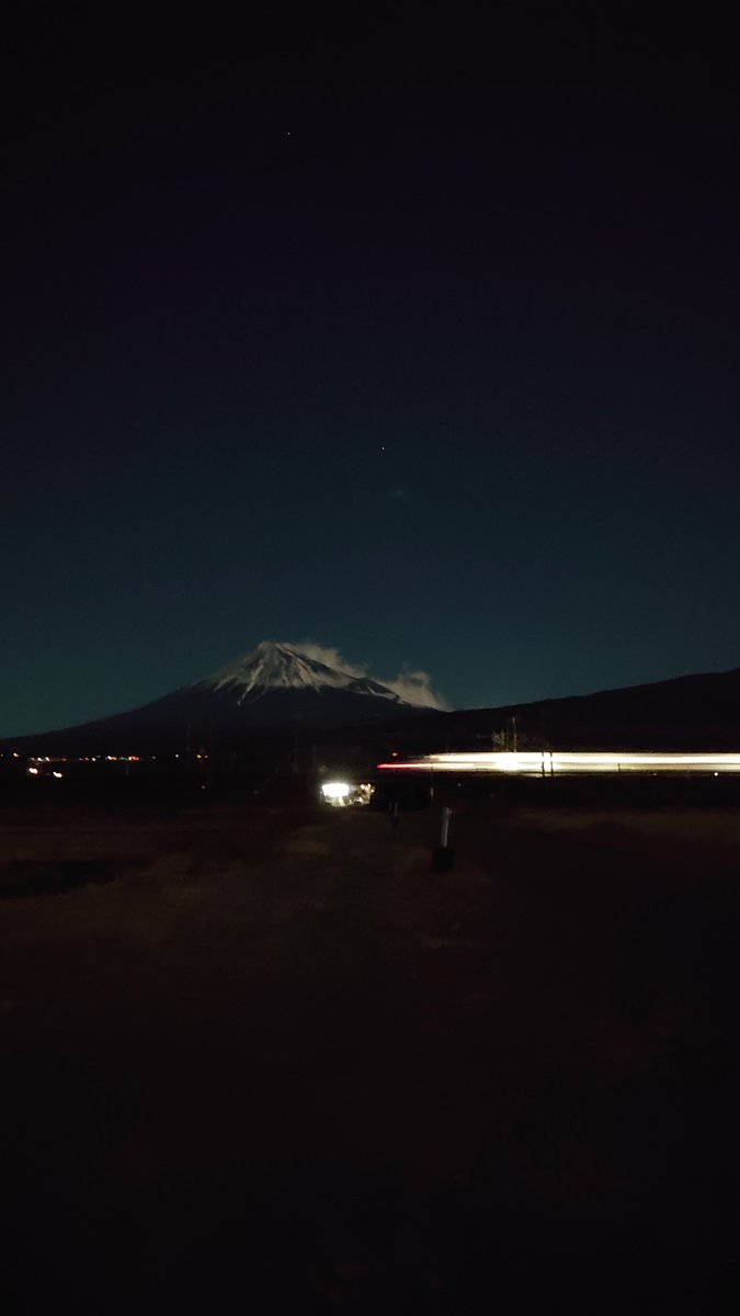 今夜も月明かりで浮かぶ富士山と新幹線🚄です