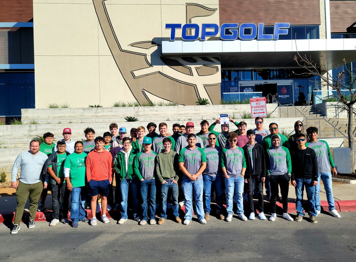 StephanieEichm1's tweet photo. End of a great season celebration with the Varsity Football Team and some of the coaches at Top Golf. Fun was had by all! 💚🦅🏈 @PleasantonFB @PeytonCE58 https://t.co/h8oawnq7Xx