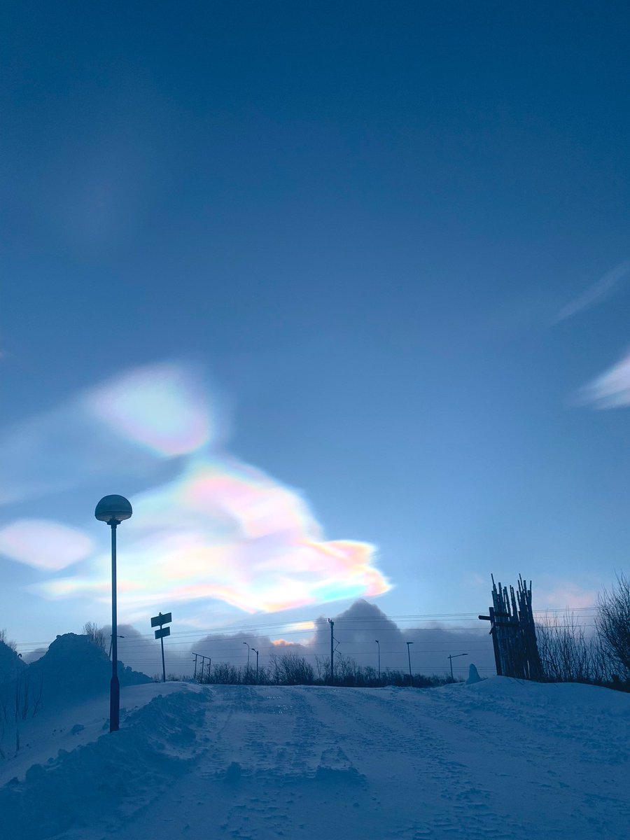 Magiska pärlemormoln idag över Abisko mitti flera dagar av snöstorm.