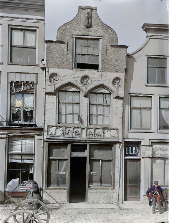 Hoe het monumentale pand uit de 16e eeuw er in 1909 uit zag aan de Naaierstraat in #Gouda, gekocht werd door ‘Hendrick de Keyser in 1929, en gerestaureerd in 1934 en 1972, met nostalgische kinderwagen. Foto: SAMH hendrickdekeyser.nl/de-huizen/naai…