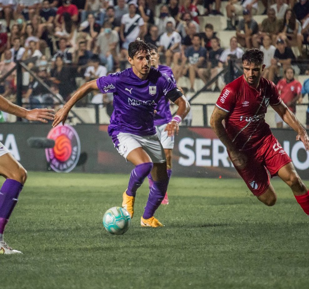 Con 20 años, Matías Rocha tuvo su primera capitanía ayer en Defensor Sporting y jugó un gran partido frente a Danubio. Muy sólido defensivamente, ganó mucho más de lo que perdió.

Cerró de gran manera la 2da División, hay confianza en él para este año. Es un muy buen central.