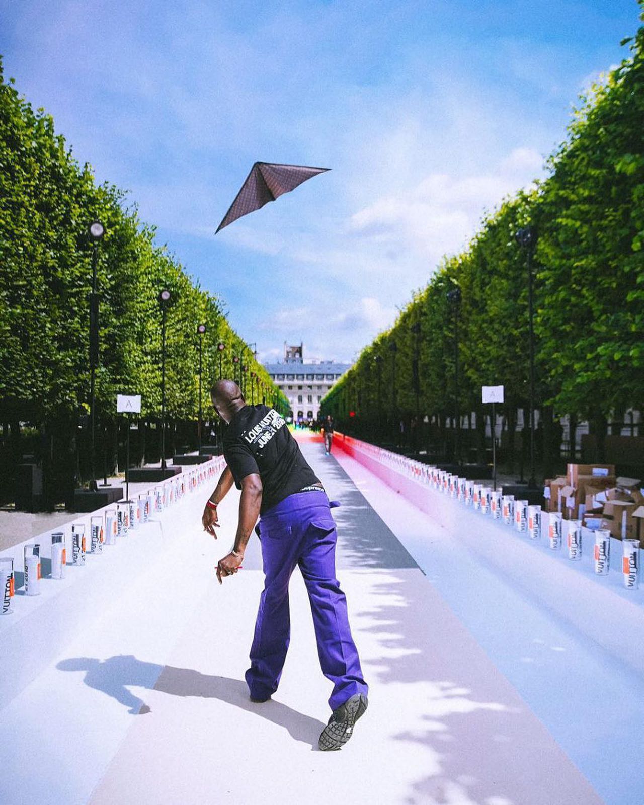 X \ Views على X: À Milan, Louis Vuitton rend hommage à Virgil Abloh avec  l'installation Paper Plane ✨