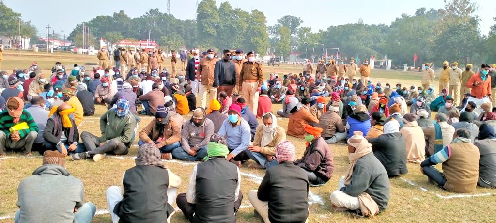 DeoriaPolice's tweet photo. #UPPolice #deoriapolice
#Dig/Spdeoria के निर्देशन में आगामी विधानसभा चुनाव 2022 के दृष्टिगत अशान्ति फैलाने वालो एवं असमाजिक तत्वो के विरूद्ध पुलिस की बडी कार्यवाही, विभिन्न अपराधों में कुल 365 अभियुक्त गिरफ्तार, 1200 ली कच्ची  शराब बरामद एवं 500 कुंतल लहन व 28 भठ्ठियां नष्ट। https://t.co/9qxU8SQYbh