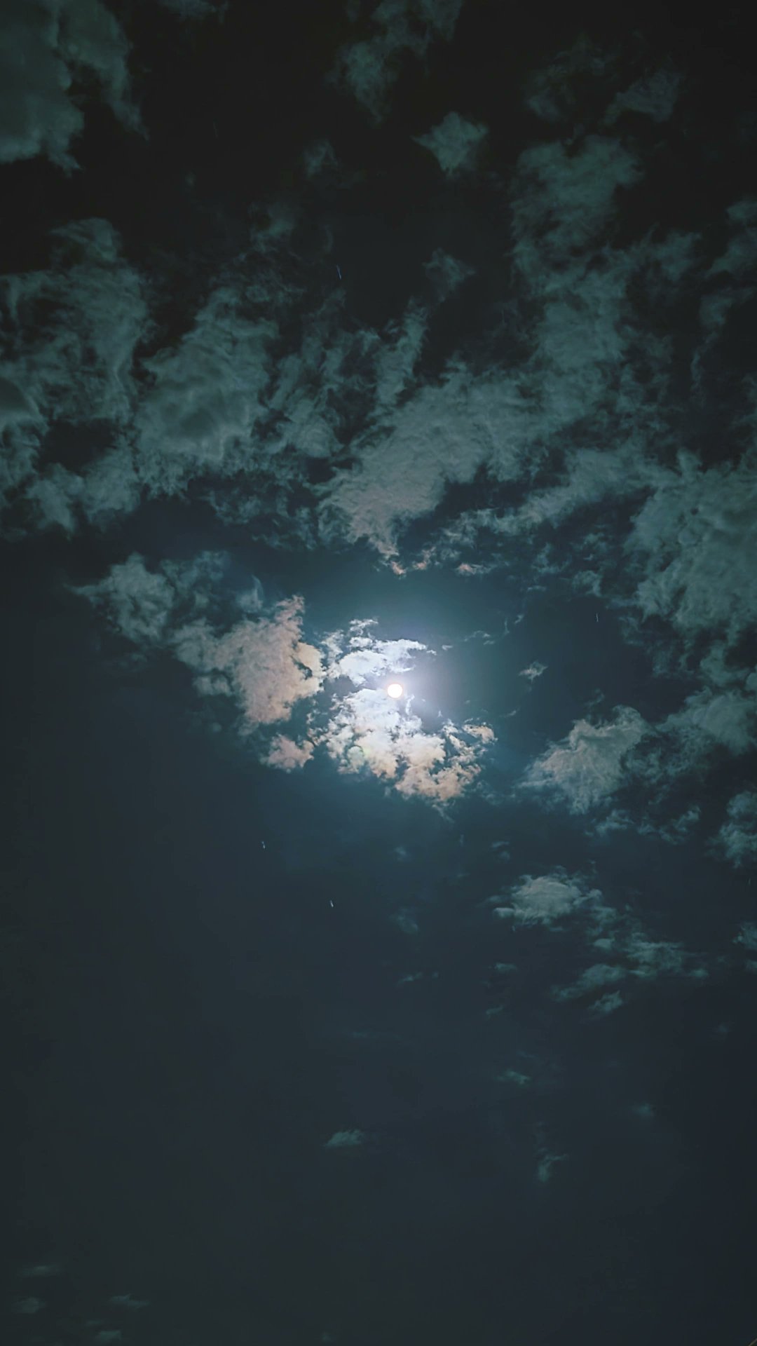 عتمة ظاهر، القمر يغيب في مابان الصبح في طلّت الليل مثل وغيرك وقتُ صَلاةِ