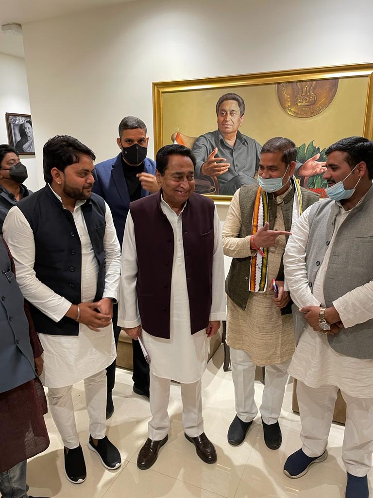 MlaGohad's tweet photo. आज पूर्व मुख्यमंत्री एवं प्रदेश अध्यक्ष मा कमलनाथ जी एवं राज्यसभा सांसद मा दिग्विजय सिंह जी लहार विधायक एवं पूर्व मंत्री डॉ.गोविंद सिंह जी से भोपाल में मुलाकात कर क्षेत्र की जन समस्याओं को अवगत कराया एवं संगठन के विस्तार को लेकर चर्चा की
@digvijaya_28 @OfficeOfKNath @INCMP https://t.co/VWQdCwxYVW