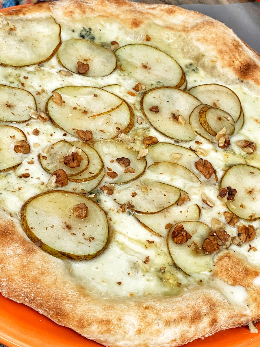 It’s Pizza Asiatica eaten in Alberobello, Puglia. 8€ Mozzarella fior di latte | gorgonzola | per