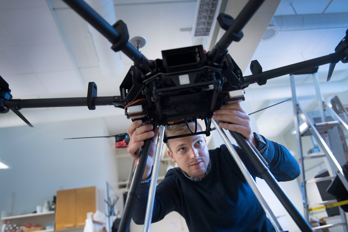 aautechdekan's tweet photo. Godt nyt for nordjyske virksomheder👍🏼
Den 🇩🇰 nationale robot- og droneklynge, @OdenseRobotics, har etableret hub i Aalborg i et stærkt samarbejde med AAU.
Der er kæmpe potentiale i Nordjylland inden for robotter og droner #dkbiz #dkvid #robotter #droner #industri https://t.co/clMbnCPNdm