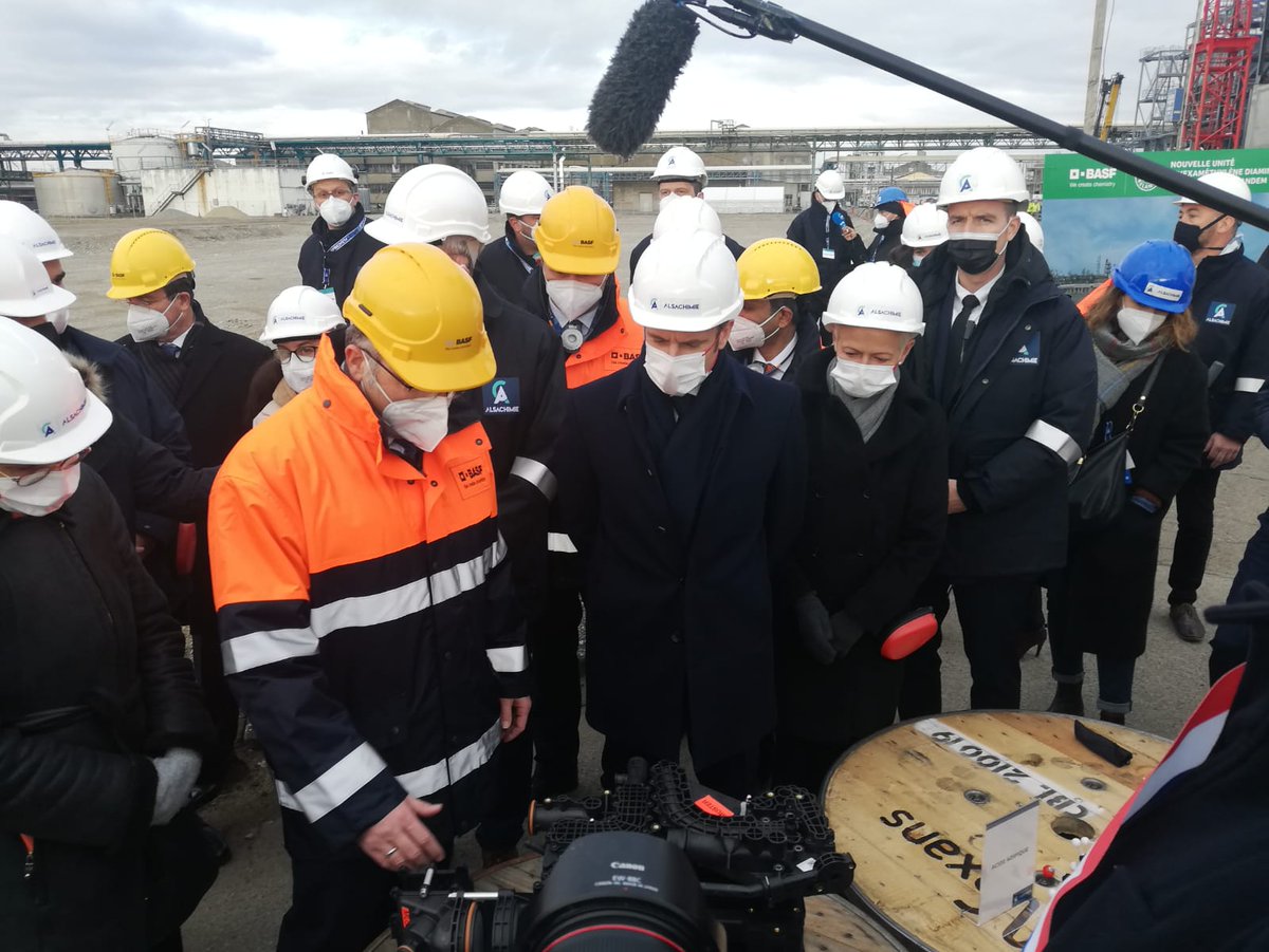 .<a href="/EmmanuelMacron/">Emmanuel Macron</a> chez <a href="/BASF_FR/">BASF France</a>
à Chalampé : "La Chimie c'est la racine de l'industrie, c'est la base de toutes les transformations. Qd on réinvestit comme aujourd'hui dans la Chimie, c'est un signe très positif pour l'industrie"
#GrâceàlaChimie