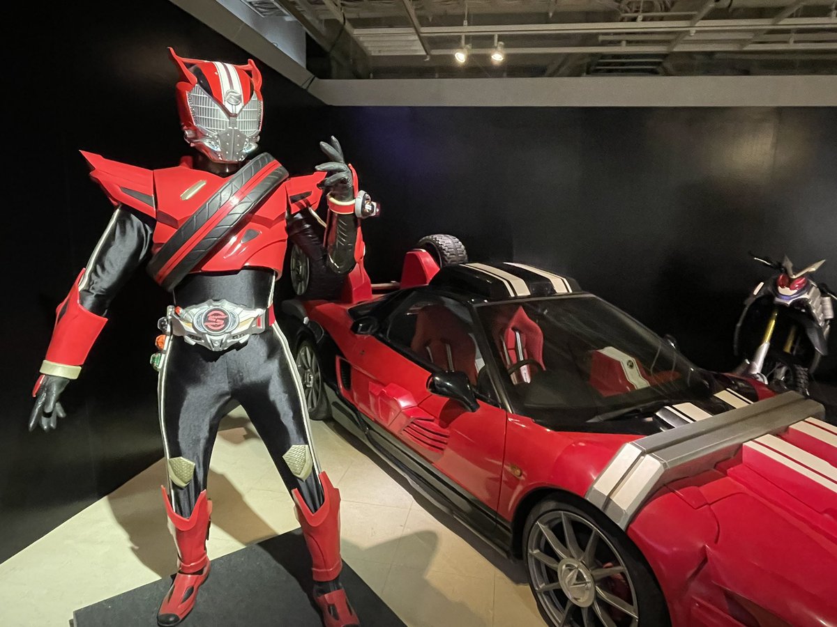 x9JN8mvfM0l9EVx's tweet photo. 昨日はＵの悲劇を見に京都の東映太秦映画村へ！
最初に言っておく。ここはかーなーり楽しい！
舞台上で４タロスに加えジーク、デネブ、テディ、プラットフォームの良太郎にも会えるなんて😍
放送から15年たっても電王のグッズを買えることに幸せを噛み締めてる…
ライダーや戦隊の展示も見れて大満足😊 https://t.co/O52dACeANZ