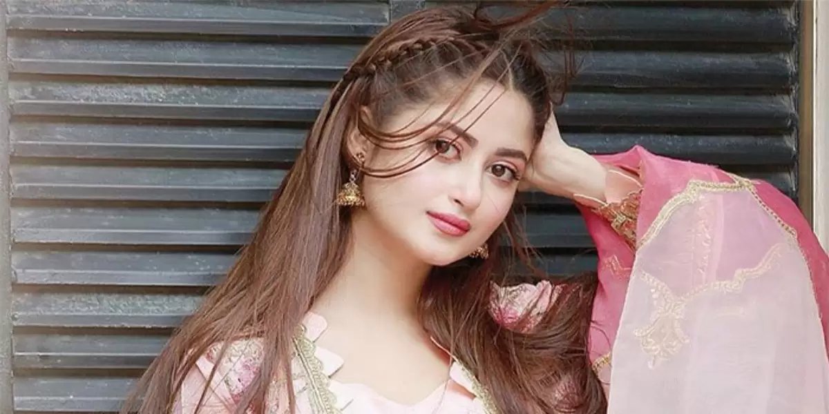 e_monthly's tweet photo. #SajalAly turns 28 today  and celebrating her 28th birthday with friends and family.The actress has been winning hearts with her outstanding acting in the recent ISPR project. Brother #Alysyed wishing Happy Birthday @sajalaly
#MaaKiKhoobsuratNishani https://t.co/J1LNodYeEt