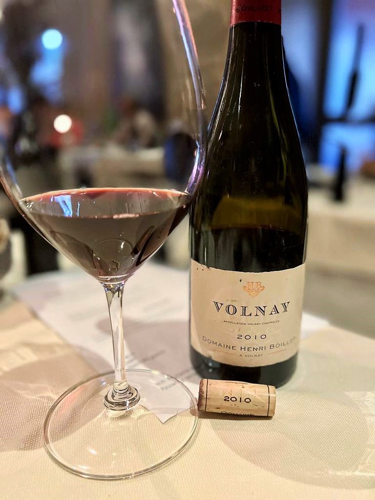 Pausa pranzo a Piombino. Un salto in Borgogna con questa Volnay 2010 Domaine Henri Boillot in grande forma grazie alla cura nel conservarla di Simone Salerno della Taverna Dei Boncompagni.

#RiccardoGabriele #WineTeller