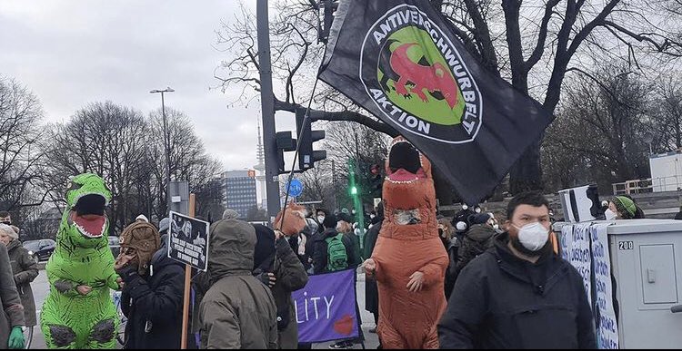 4M_Fitness's tweet photo. Das Maß ist voll! Zum 1.Mai werden die linken Proteste in #HH1501 verboten. Randale, Autos brennen, Angst. Jetzt sind sie gut genug für eine Gegendemo den #impfgegner gegenüber. Was ist los in diesem Land? Das ist unterste Schublade. #Demonstration #Hamburg #ichbinraus https://t.co/g59HPdeU9t