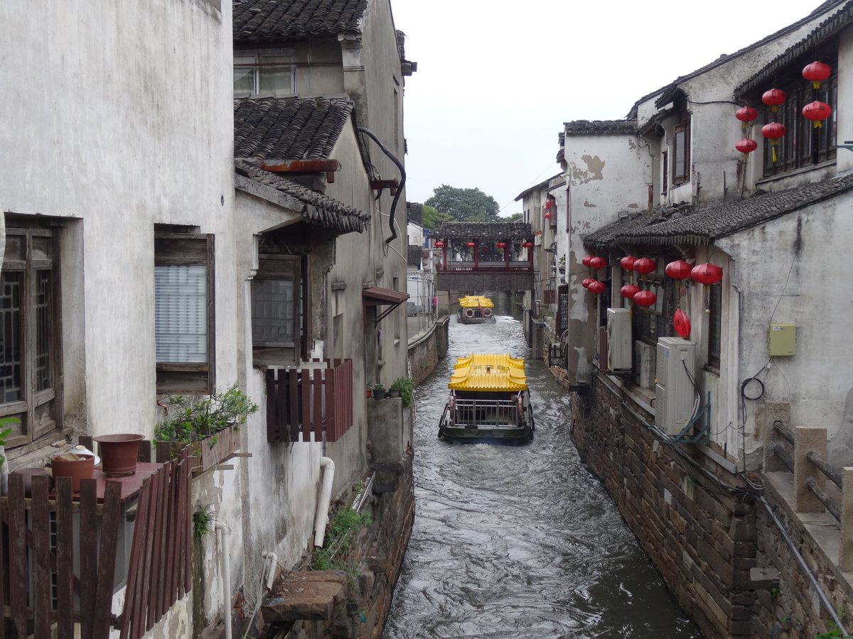 過去旅。上海旅行、その10。 水の都、蘇州っぽい景色と言えば山塘街の辺りでしょうか。狭い運河に面した家々、その間を行き来する船。なかなか趣のある風景ですね。地下鉄の駅からも近くて便利でした。