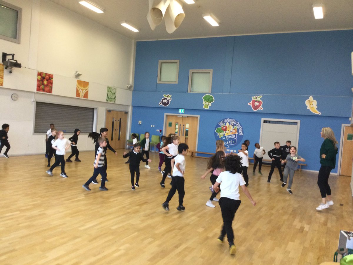 PERiverView1's tweet image. Year 2 have had a very energetic morning with Paige performing Dance. What a brilliant way to start the week 💃😀 #Dance #PE