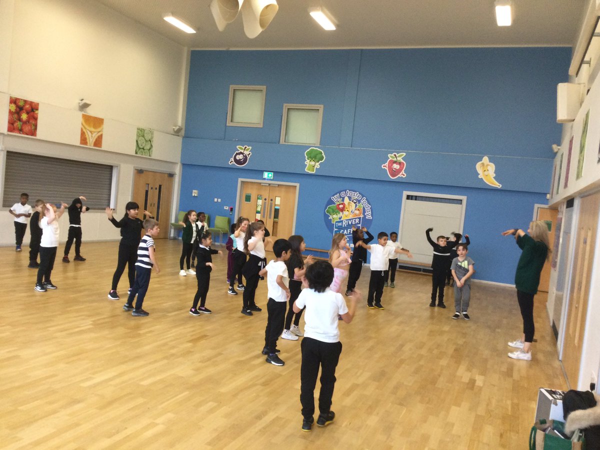 PERiverView1's tweet image. Year 2 have had a very energetic morning with Paige performing Dance. What a brilliant way to start the week 💃😀 #Dance #PE