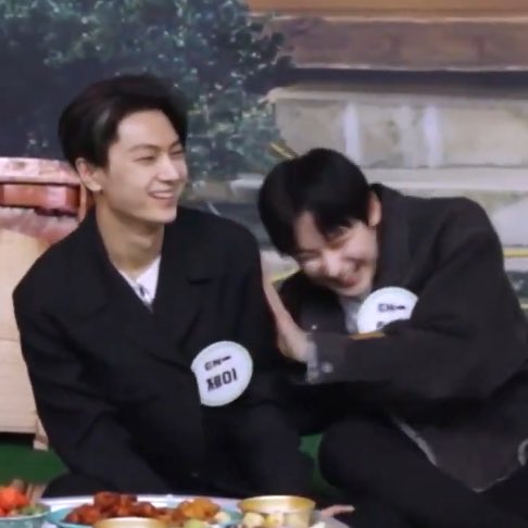 mainlyjay's tweet photo. sunoo’s cute habit of leaning towards jay whenever he laughs 🥺 https://t.co/EwyMLFJuVp