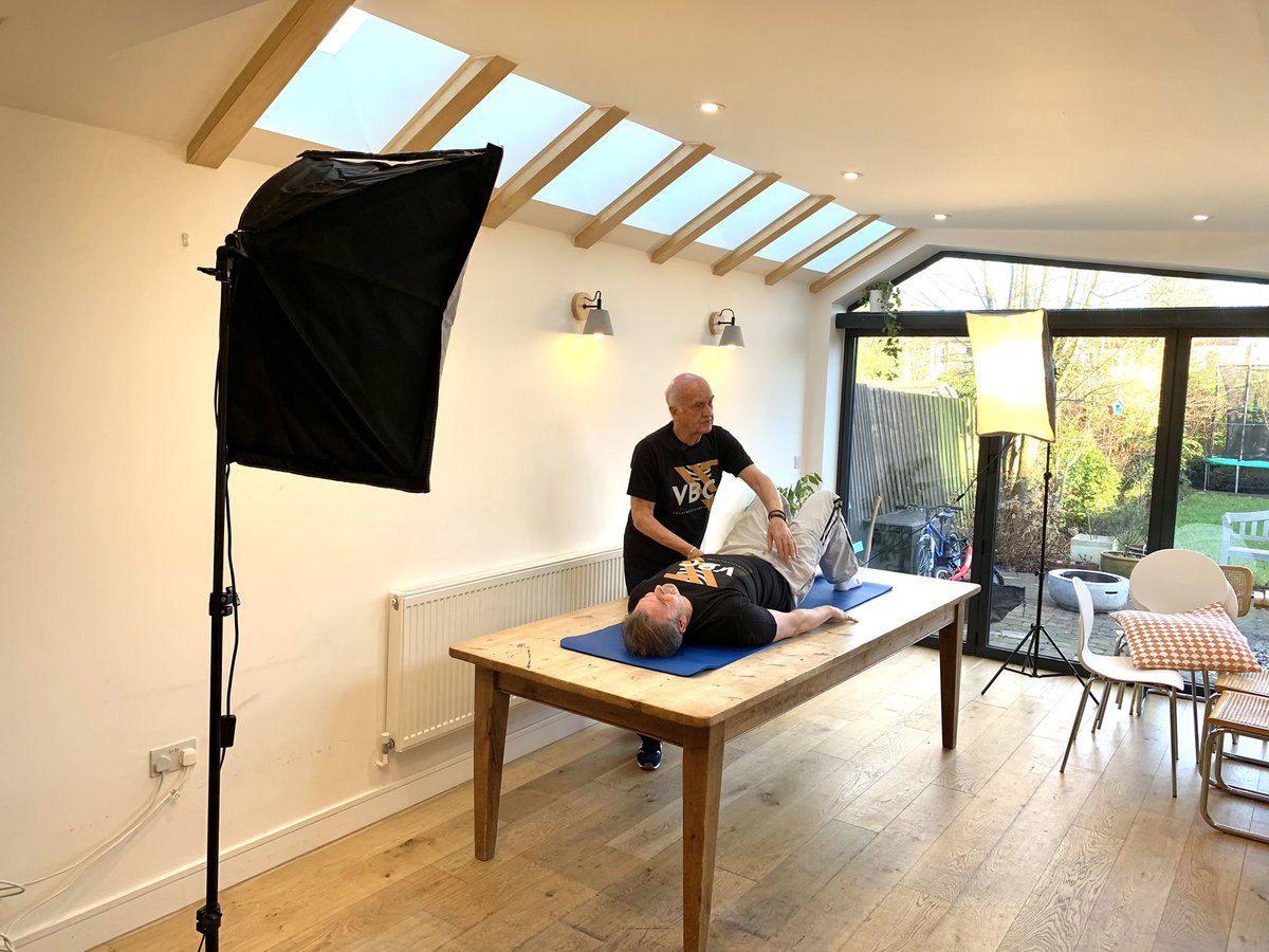 Alan Herdman delivering the first of 12 sessions in his “Pilates For Singers” course, exclusive to VocalBootCamp. Amazing results with @jimclevbaritone on the table! It’s not too late to sign up:
Vocalbootcamp.org #PilatesForSingers