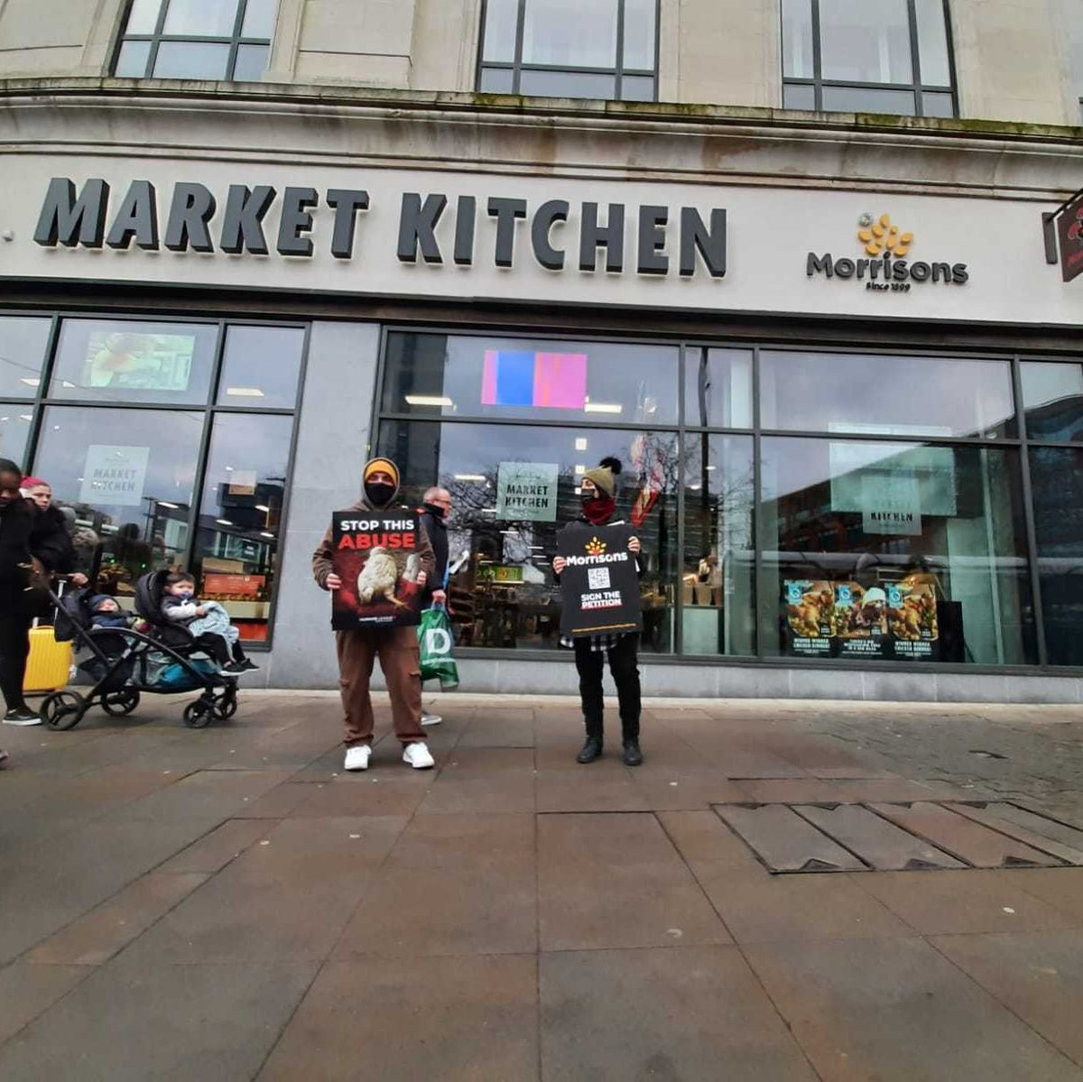 humaneleagueuk's tweet photo. Some of our brilliant volunteers were outside of @morrisons Market Kitchen in Manchester this weekend calling for an end to their cruel use of FrankenChickens! Amazing work 👏👏👏 https://t.co/6nwEBcZC2u