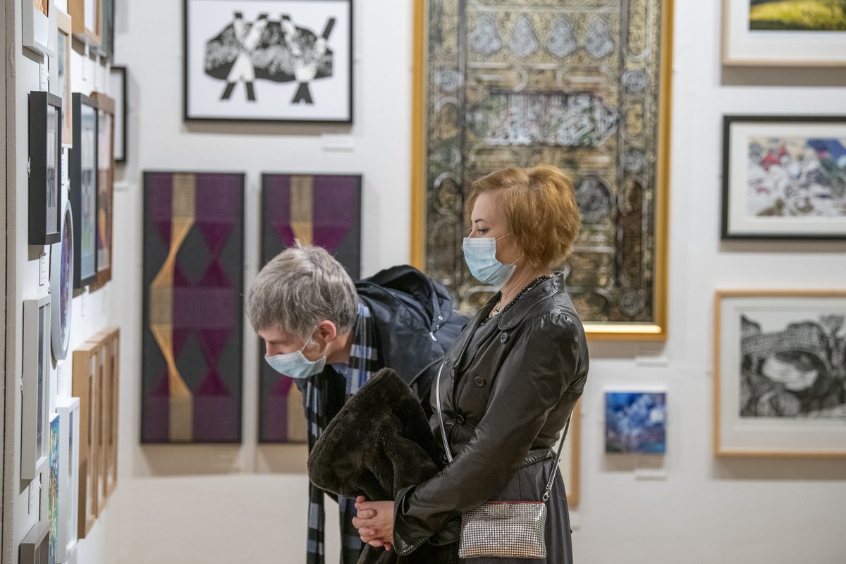 leicestermuseum's tweet photo. Explore the People’s Exhibition #Open32 now on until 21 January!
Showcasing creativity from artists across the #EastMidlands aged 5+ through to professional art and craft with many works for sale - a great way to start your own art collection! https://t.co/DZl96mauok https://t.co/fdpUV4qqj9