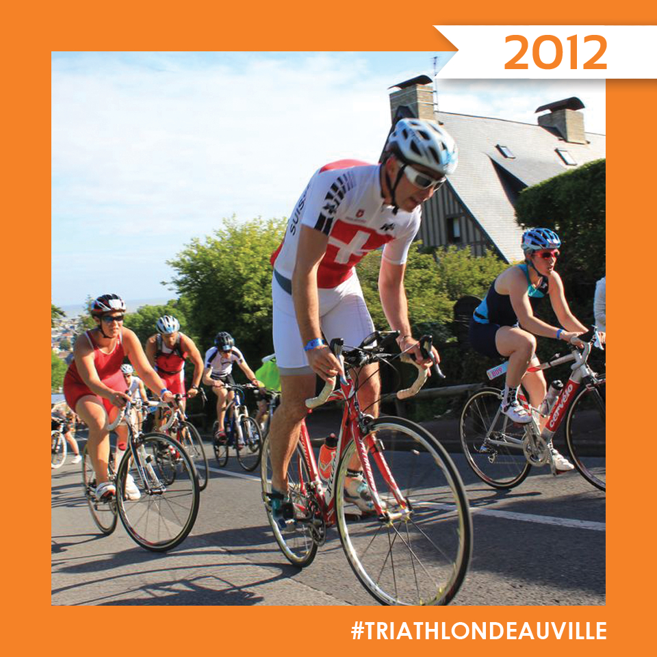 TriDeauville's tweet photo. 𝐃𝐢𝐫𝐞𝐜𝐭𝐢𝐨𝐧 𝐥𝐞𝐬 𝟏𝟎 𝐚𝐧𝐬 🎉
Ca fait déjà 10 ans que notre chère Côte Saint-Laurent met vos muscles à rude épreuve 💪

Qui était là en 2012 ? 🤩
Et qui sera là cette année pour affronter la mythique côte du @TriathlonDeauvilleNormandie ?

#TRIATHLONDEAUVILLE https://t.co/yXiLosQSxz