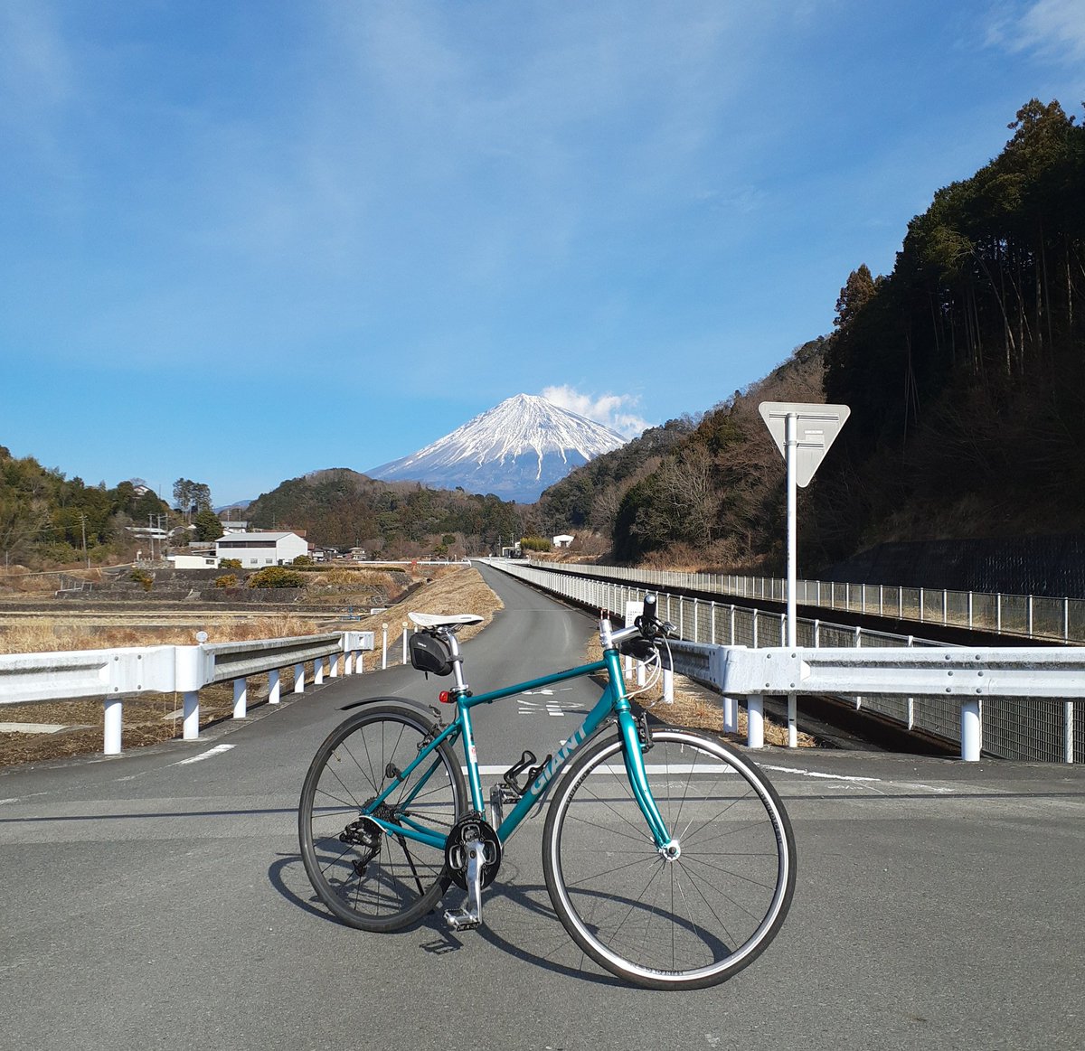 楽しい週末めざして 今週も頑張りましょう 😁 いつもの昼ポタ 富士山の雪が増えた 🗻 ・ ・ ・ 🚲 🗻