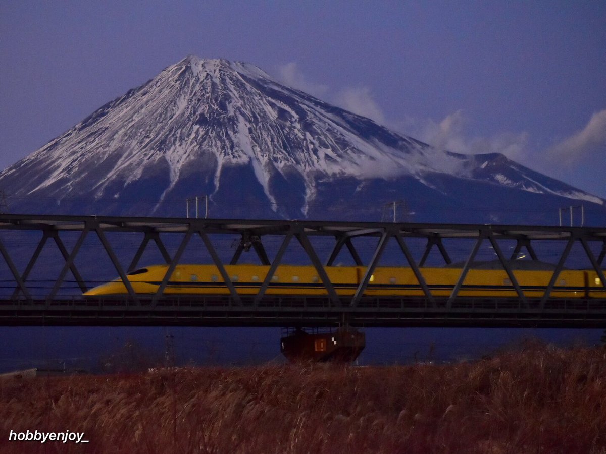 今日の日没後に佇む富士山🗻を背にドクターイエローがのぞみ検測上りで通過しました。 日没後の薄暗くなり行く時間帯に高速で走行する新幹線を富士山と撮る📸のはなかなか難しいですが、撮影設定と現像を工